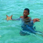 Junge mit Seesternen