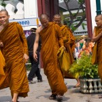 Mönche am Eingang zum Innengelände Mönche am Eingang zum Innengelände des Wat Phra Kaeo