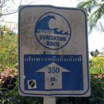 Seit dem großen Tsunami findet man diese Schilder überall auf der Insel