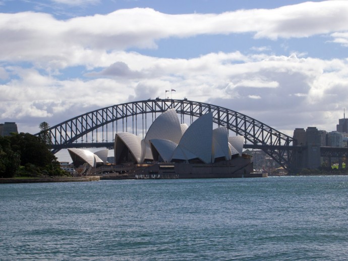 Sydneys berühmtes Opera House mit der Harbour Bridge im Hintergrund