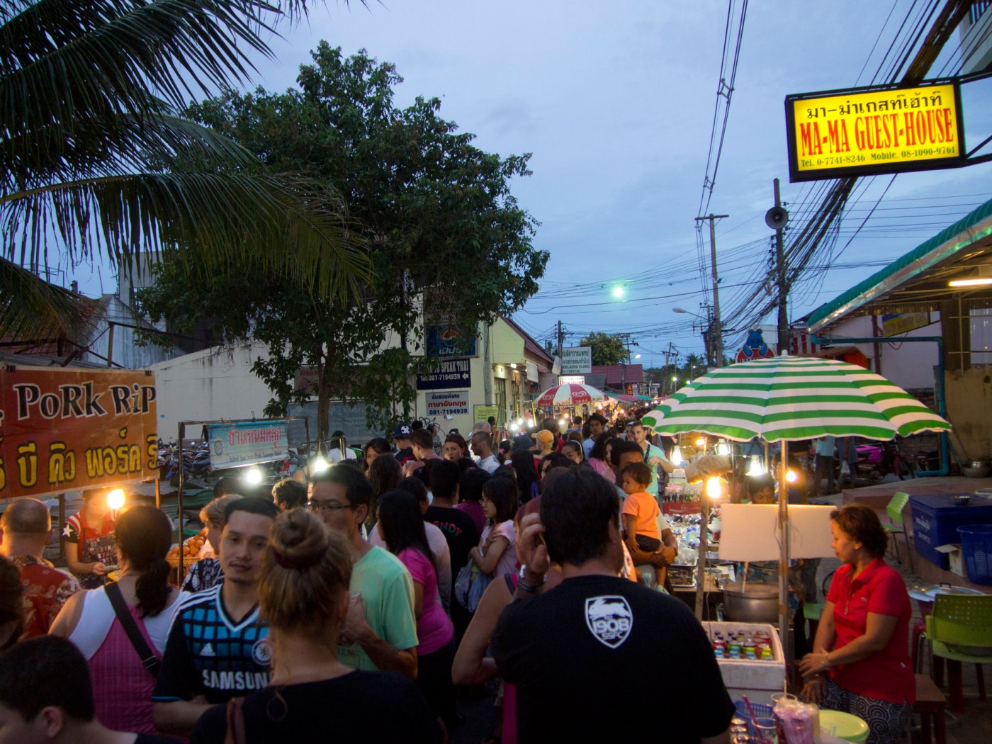 Menschenmassen auf der Walking Street von Lamai, Koh Samui