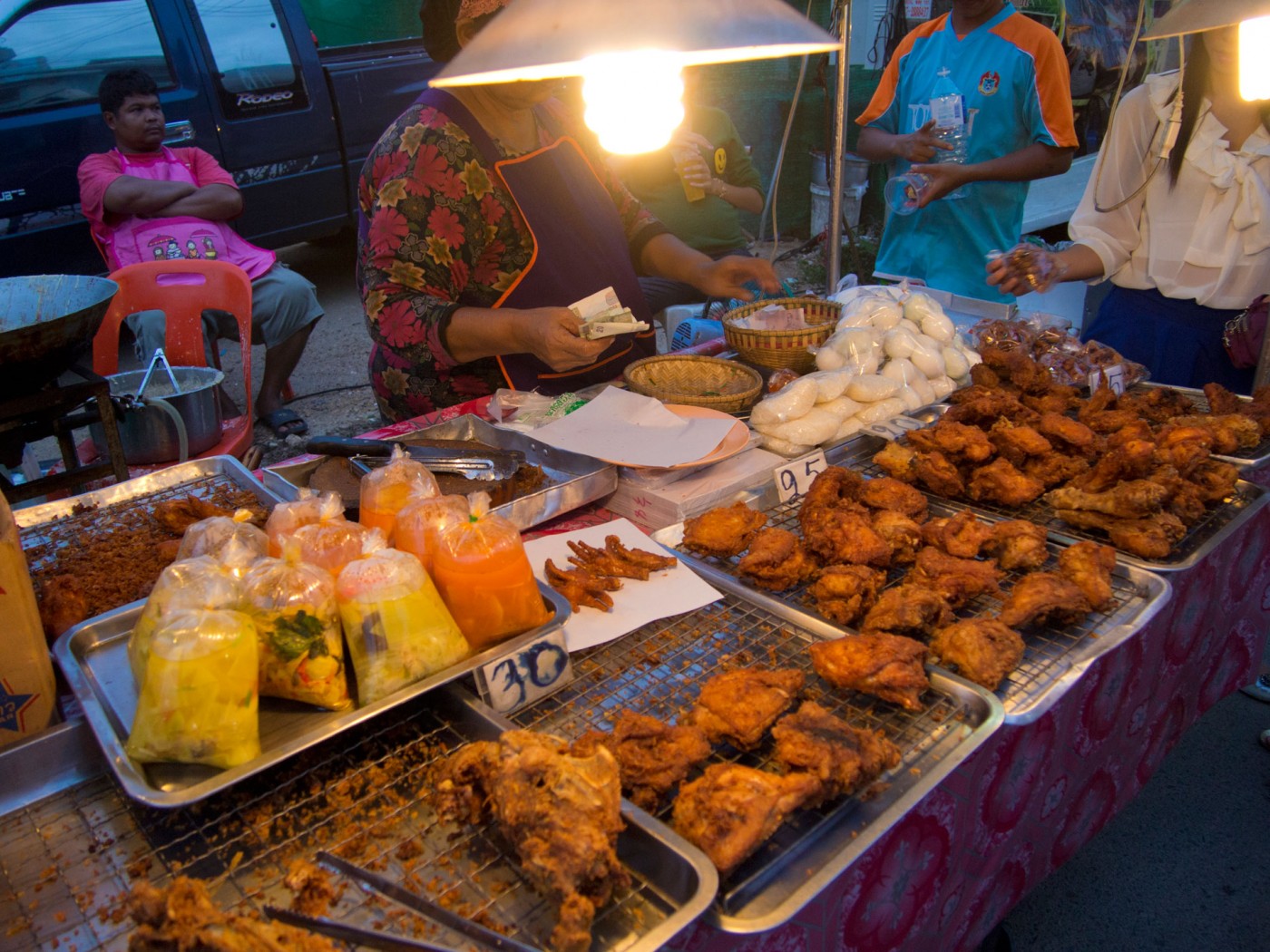 Frittiertes Hühnchen und Sticky Rice auf der Walking Street von Lamai, Koh Samui
