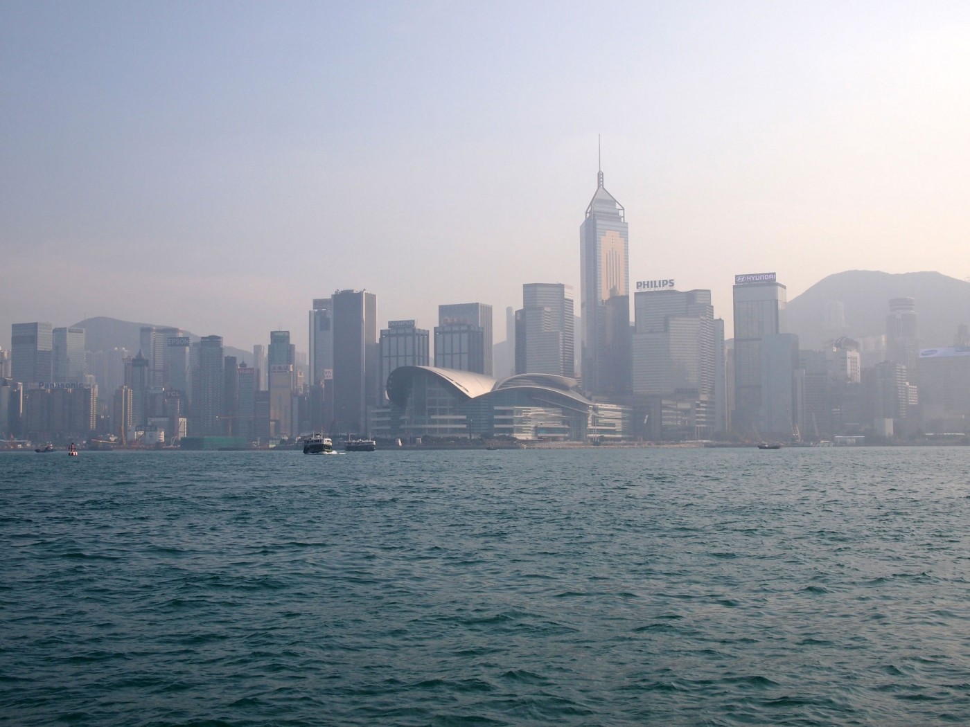 Ausblick von Kowloon auf die Skyline von Hong Kong Island