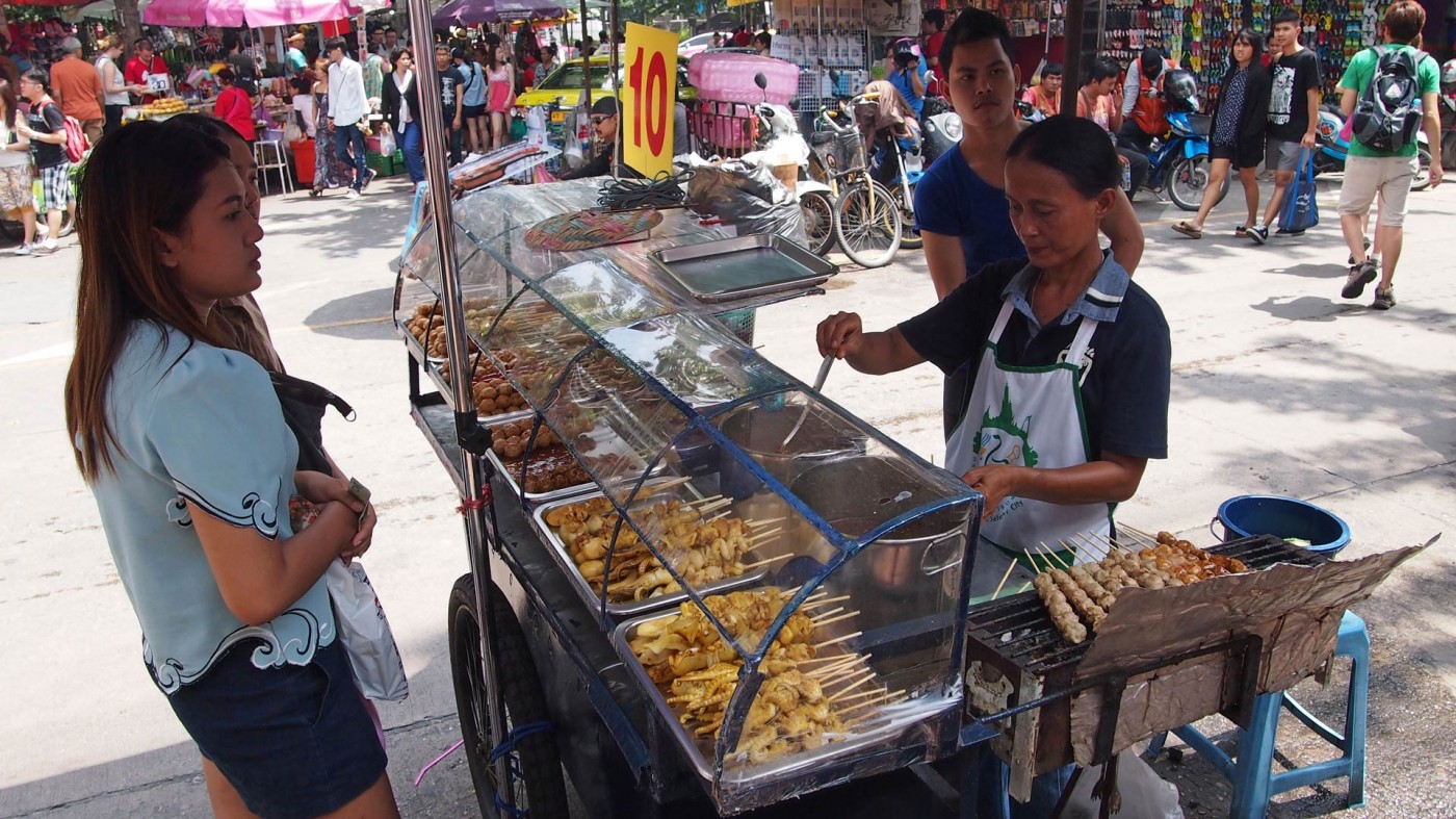 Essensstand am Chatuchak Market, Bangkok, Thailand