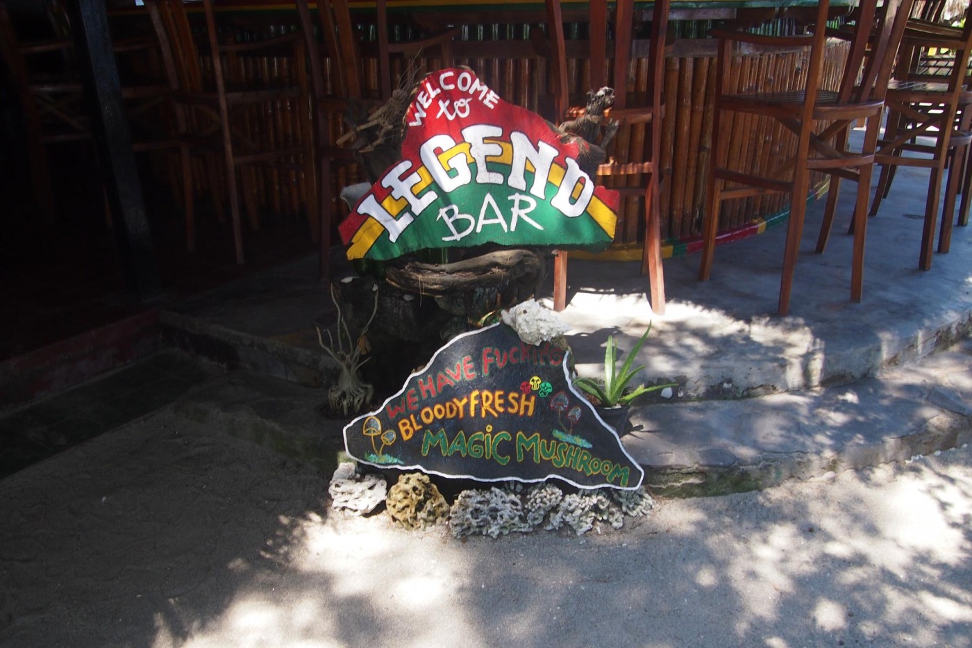 Die Legend Bar auf Gili Air mit Magic Mushroom Schild