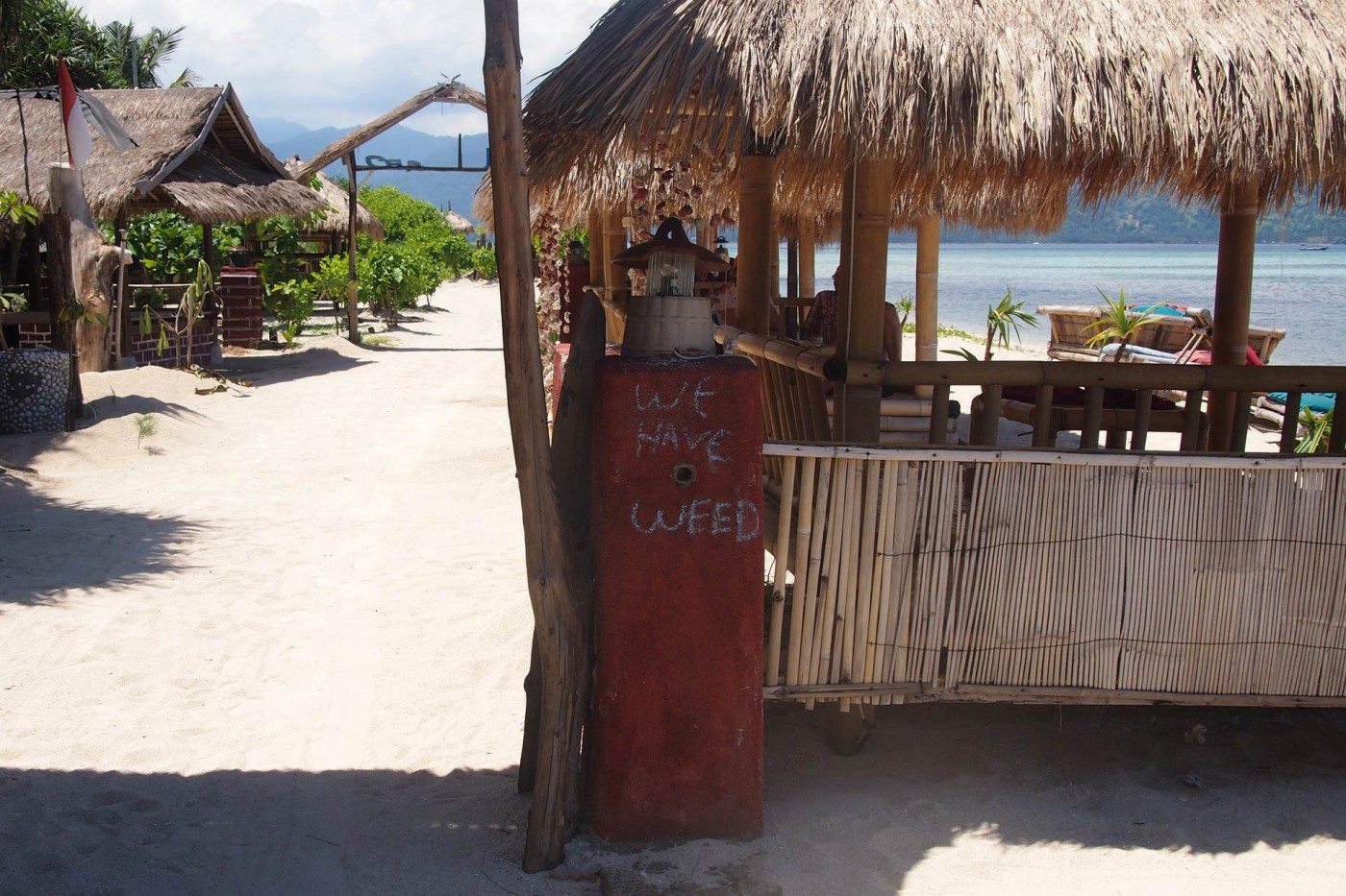 Bar auf Gili Air mit 'we have weed' Werbung