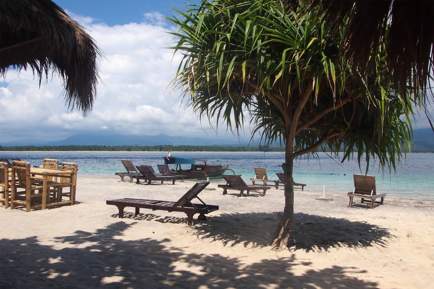 Strandbar auf Gili Air mit Ausblick auf Lombok
