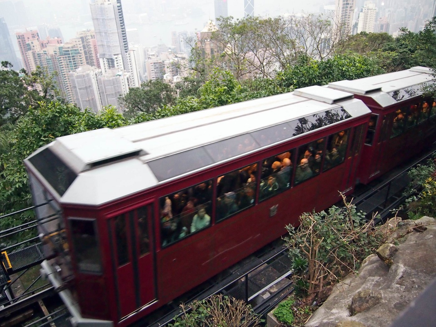 Victoria Peak Tram mit der Skyline von Hong Kong im Hintergrund
