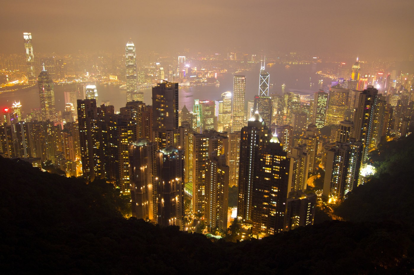 Aussicht vom Victoria Peak auf Kowloon und Hong Kong Island bei Nacht