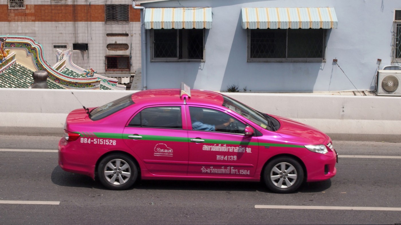 Вип такси розовое. Розовое такси в Белграде. Розовая Камри. Pink Taxi такси женское.