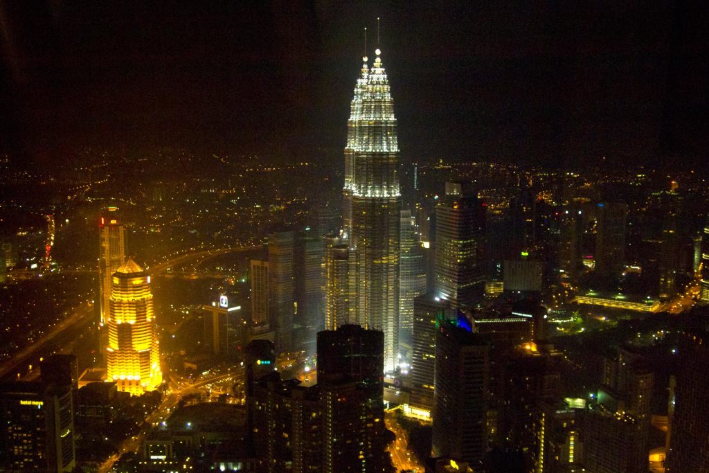 Die Petronas Twin Towers bei Nacht