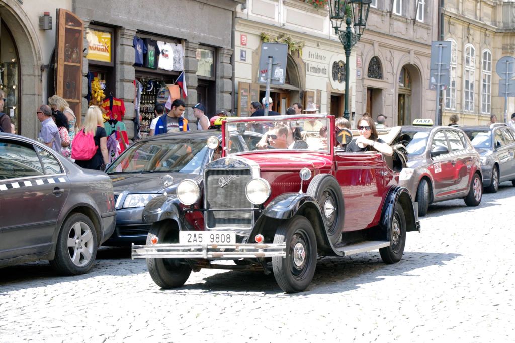 Sightseeing-Oldtimer in der Altstadt von Prag