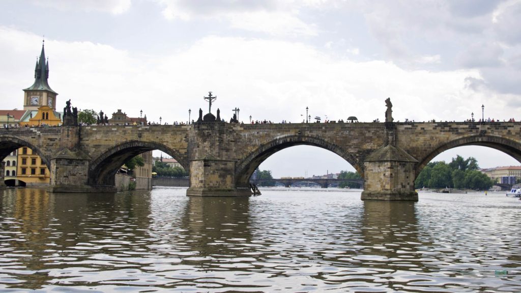 Moldaufahrt mit Blick auf die Karlsbrücke