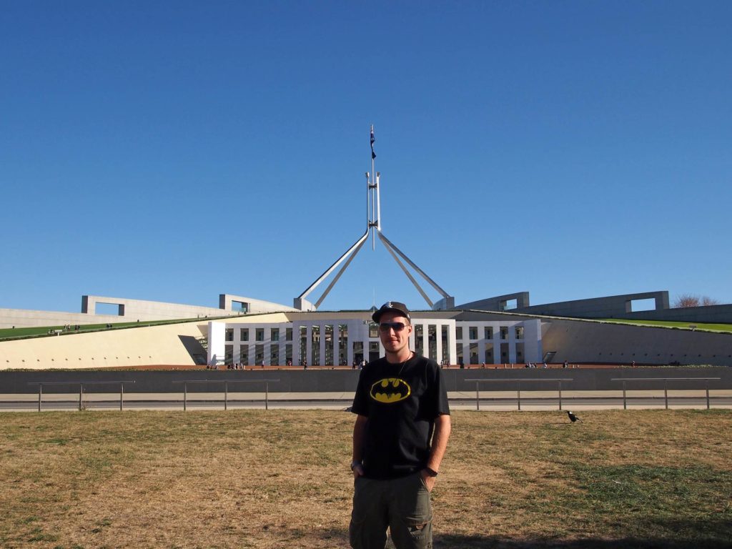 Tobi vor dem Parliament House in Canberra