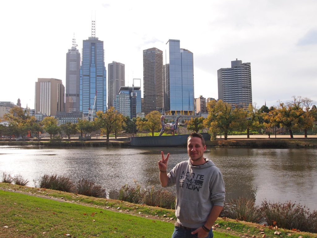 Tobi vor der Skyline Melbournes