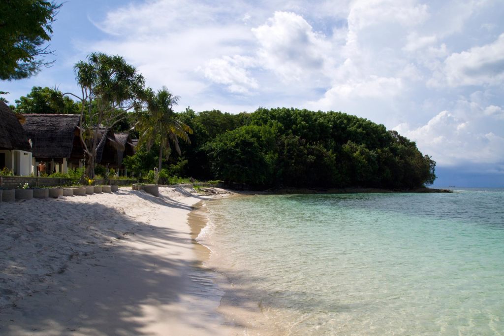 Beach and bungalows on Gili Nanggu, Lombok