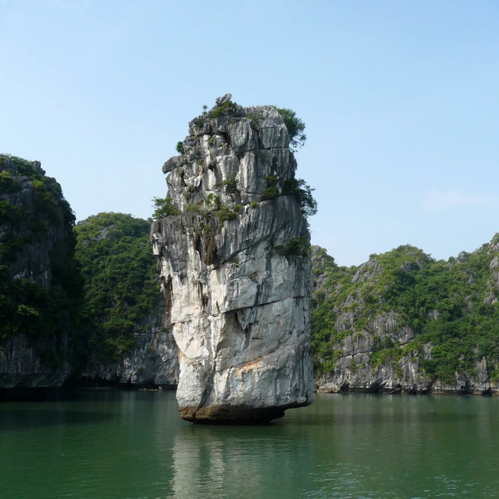 Unterspülter Kalksteinfelsen in der Halong Bay, Vietnam