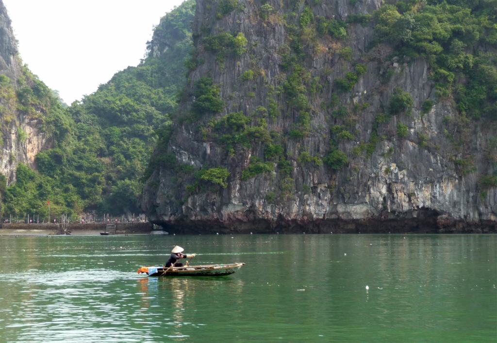 Ruderboot in der Halong Bay, Vietnam