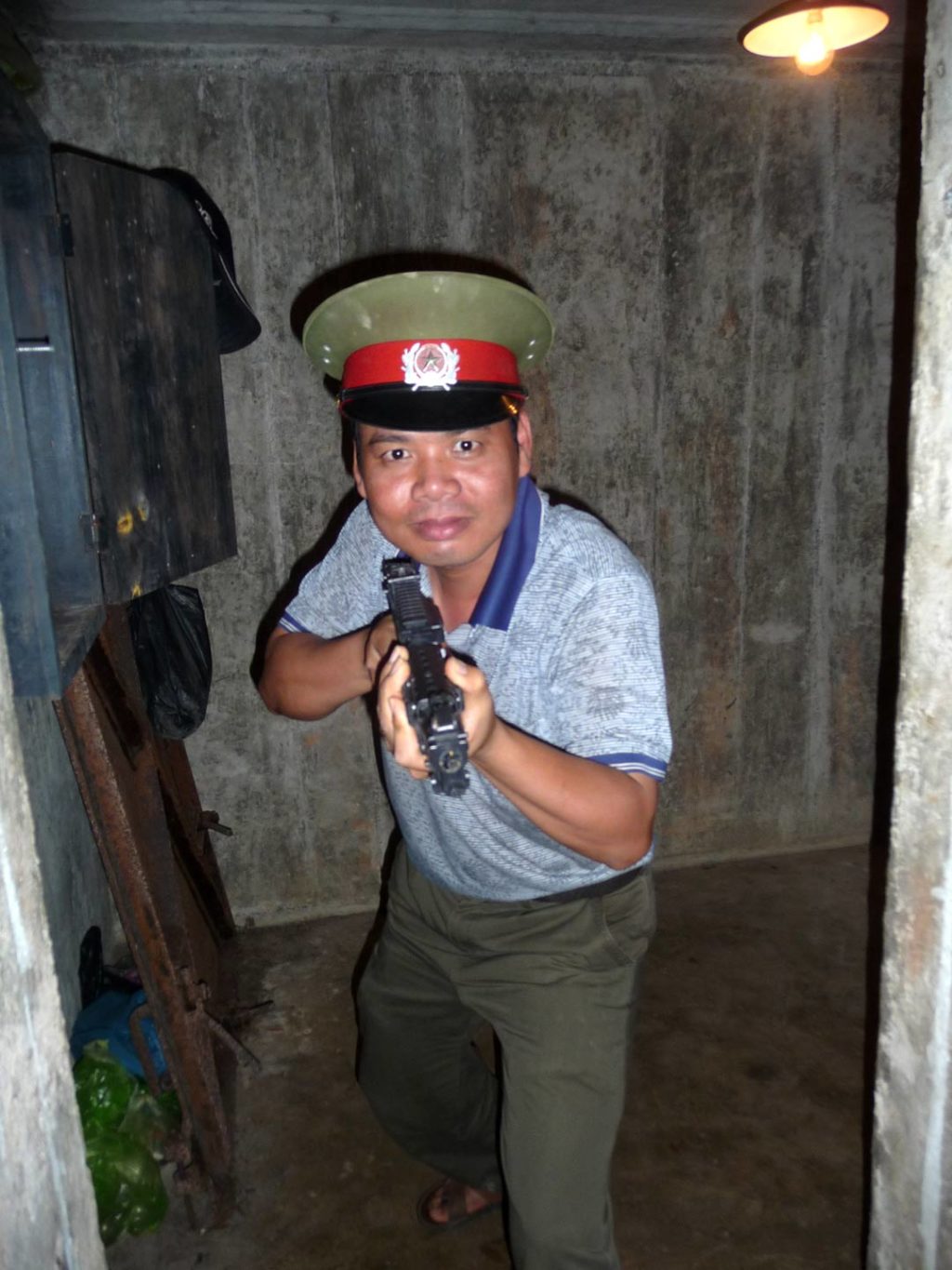 Guide mit Gewehr auf Cat Ba, Vietnam