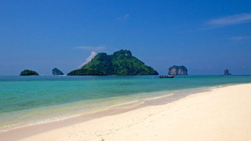 Weißer Strand von Koh Poda mit Ausblick auf Chicken und Tub Island