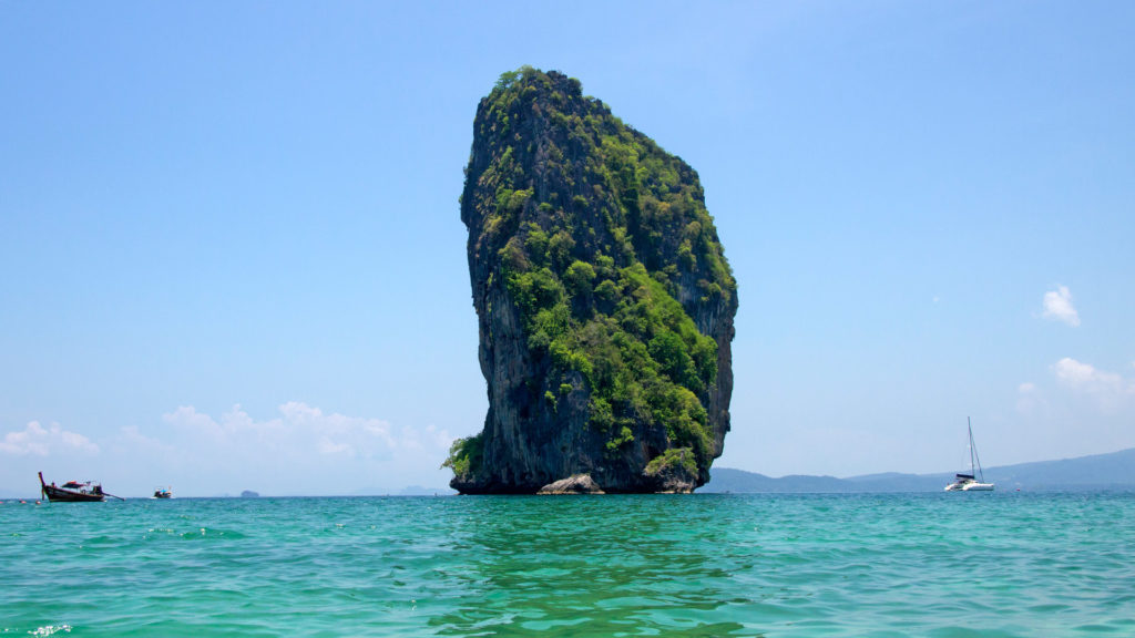 Felsen vor dem Strand von Koh Poda