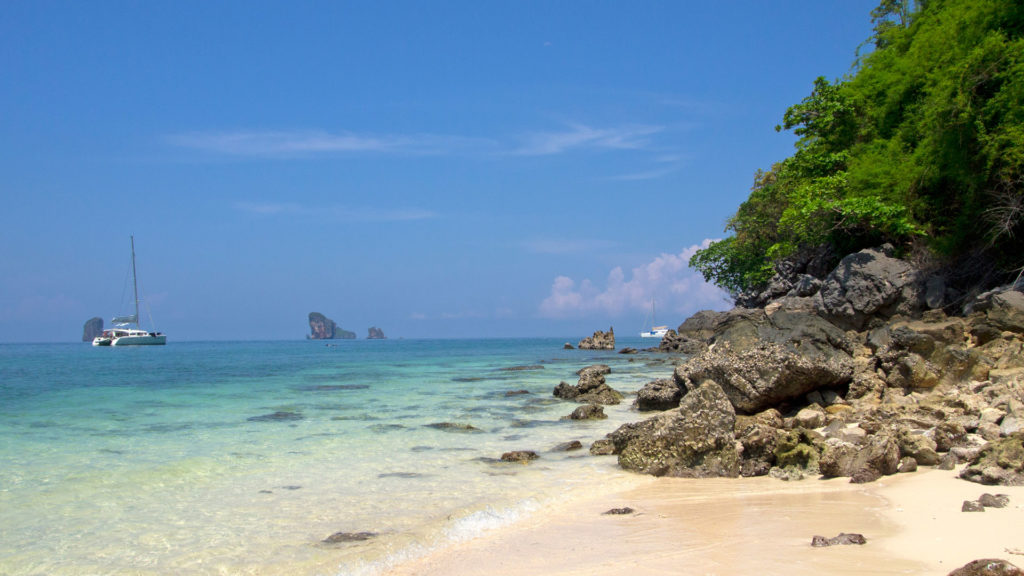 Das Ende des begehbaren Strandes auf Koh Poda