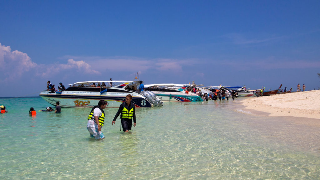 Speedboote am Strand von Koh Poda