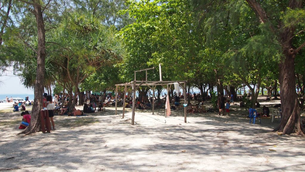 Schattenplätze am Strand von Koh Poda