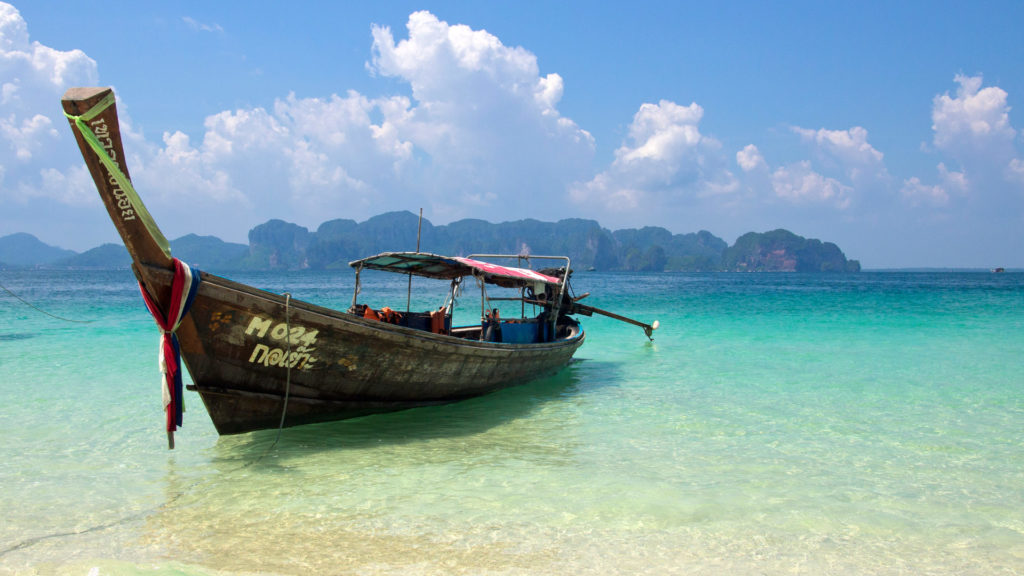 Longtailboot am Strand von Koh Poda mit Blick auf Raileh Beach