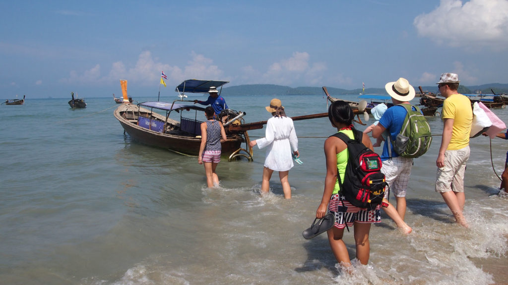 Einstieg ins Longtailboot Richtung Koh Poda