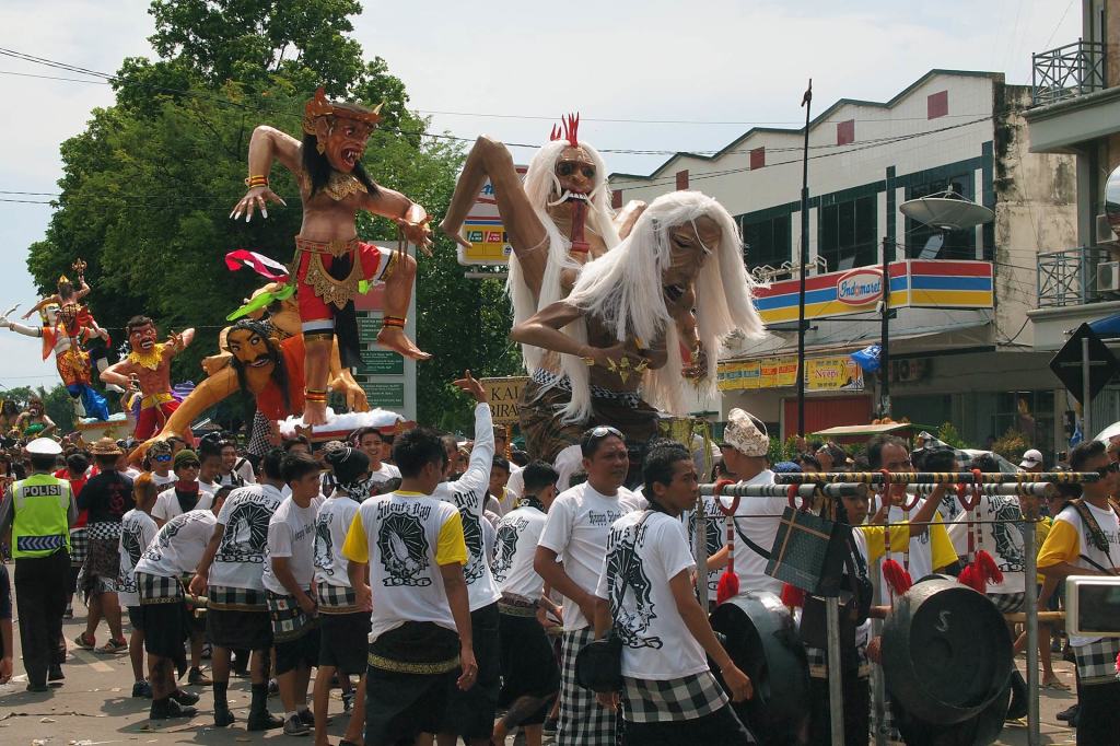 Ogoh-Ogoh Parade in den Straßen von Mataram (Lombok)