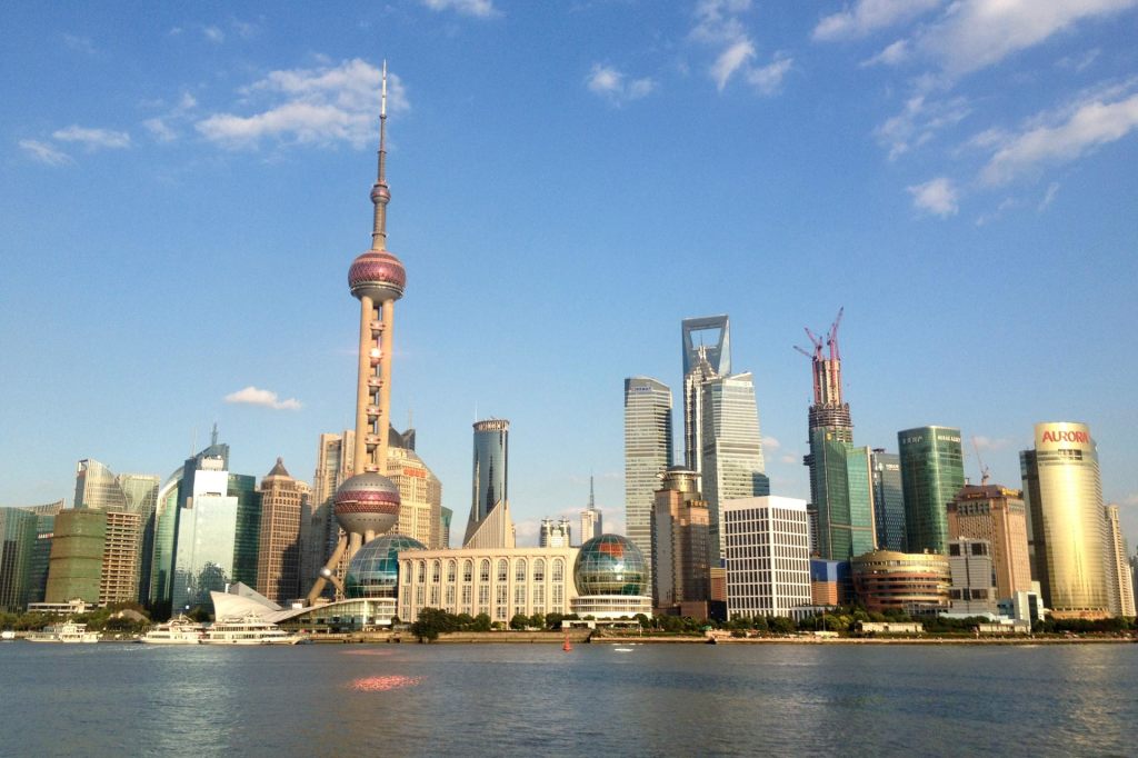 Aussicht auf die Skyline von Shanghai vom Bund aus