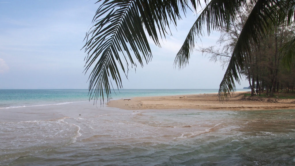 Hochwasser am Long Beach am frühen Morgen vor unserer Bungalowanlage, Koh Lanta