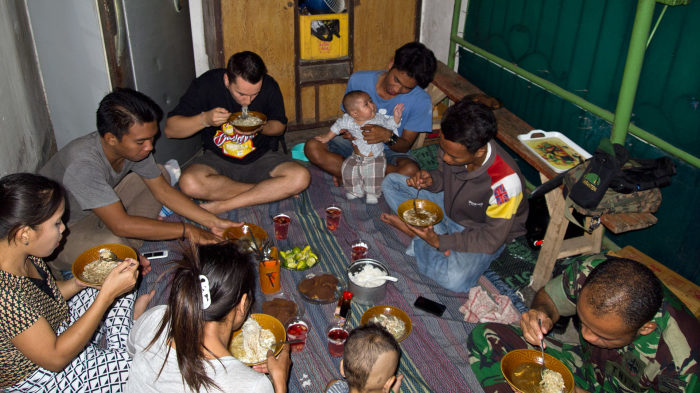 Marcel zu Gast bei einer indonesischen Familie