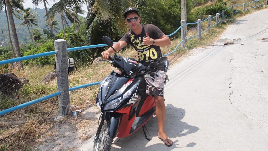 Marcel auf Koh Tao mit seinem Motorroller, Thailand