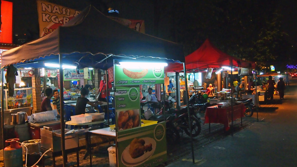 Einige der vielen Restaurants am Kampung Baru in Kuala Lumpur, Malaysia