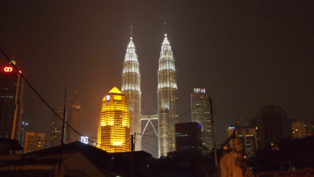 Nächtliche Aussicht vom Kampung Baru auf die Petronas Twin Towers in Kuala Lumpur, Malaysia
