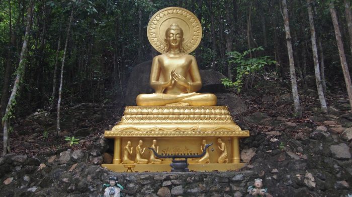 Der Big Buddha im Wat Pah Saeng Tham