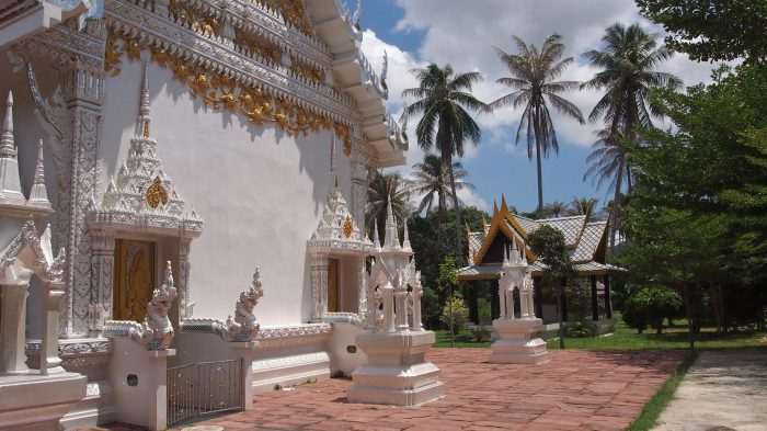 Weißer Tempel im Wat Chaloklum, Koh Phangan