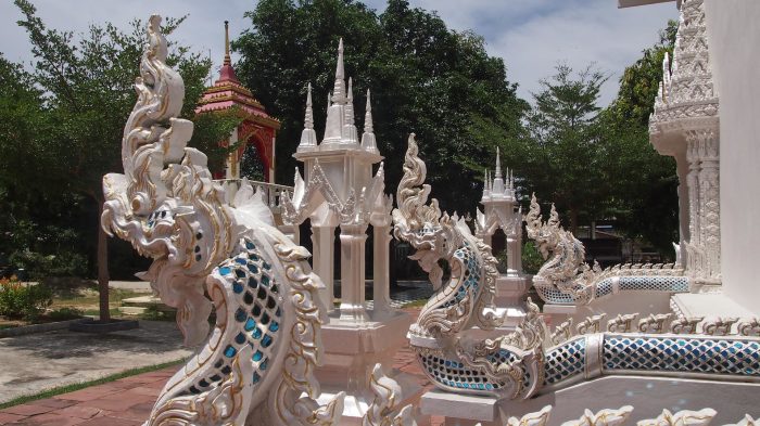 Der Wat Chaloklum mit Drachenstatuen am Eingang zum Tempel
