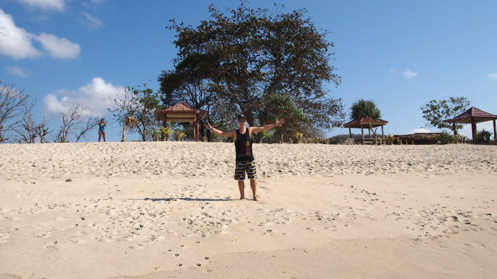 Marcel am Strand von Mawun Beach, Lombok