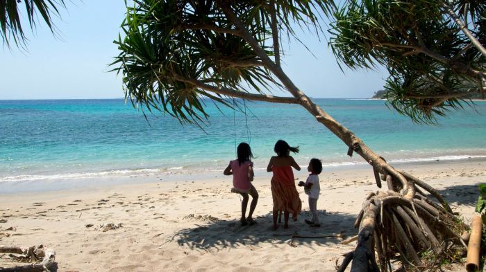 Kids at the beach of Pandanan