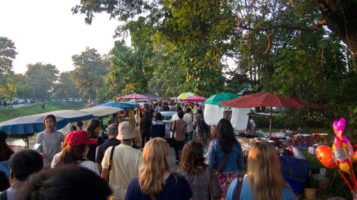 Tausende von Ständen mit Essen etc. auf dem Weg zum Festivalgelände, Chiang Mai