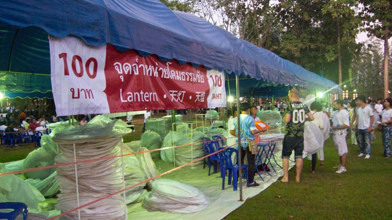 Laternen für 100 Baht auf dem Festivalgelände