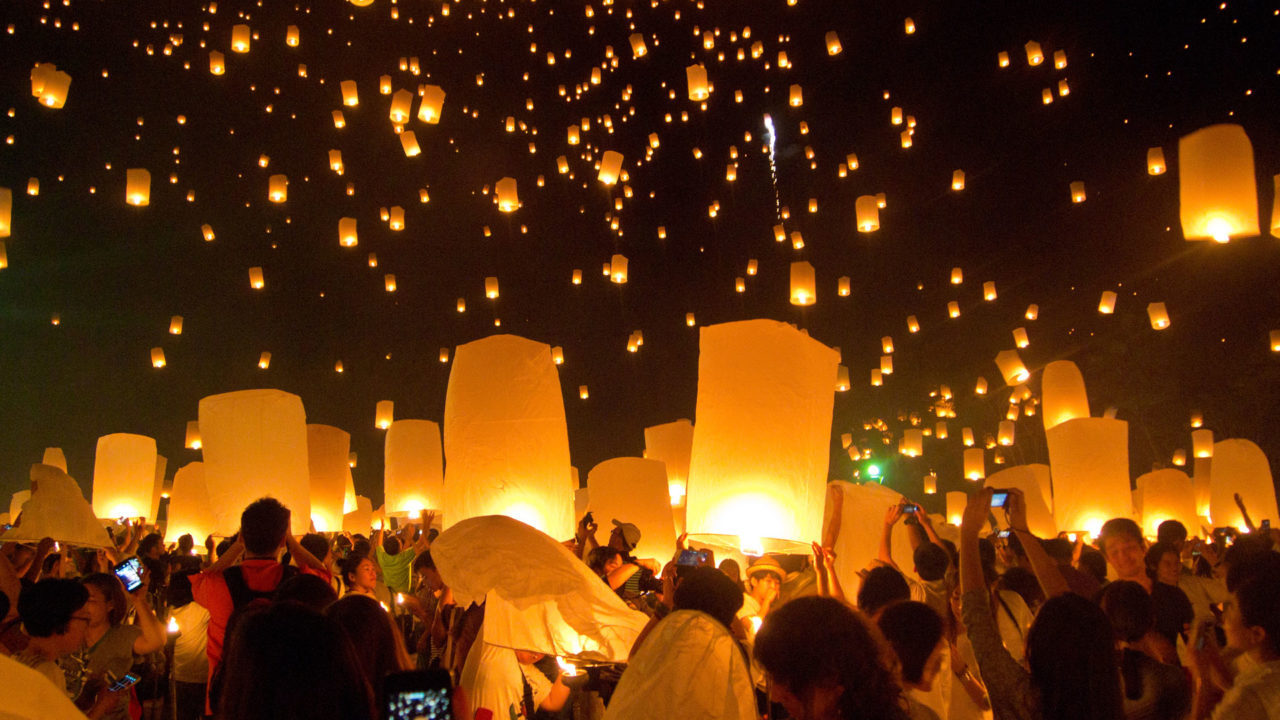 Laternen auf dem Yi Peng Festival in Chiang Mai