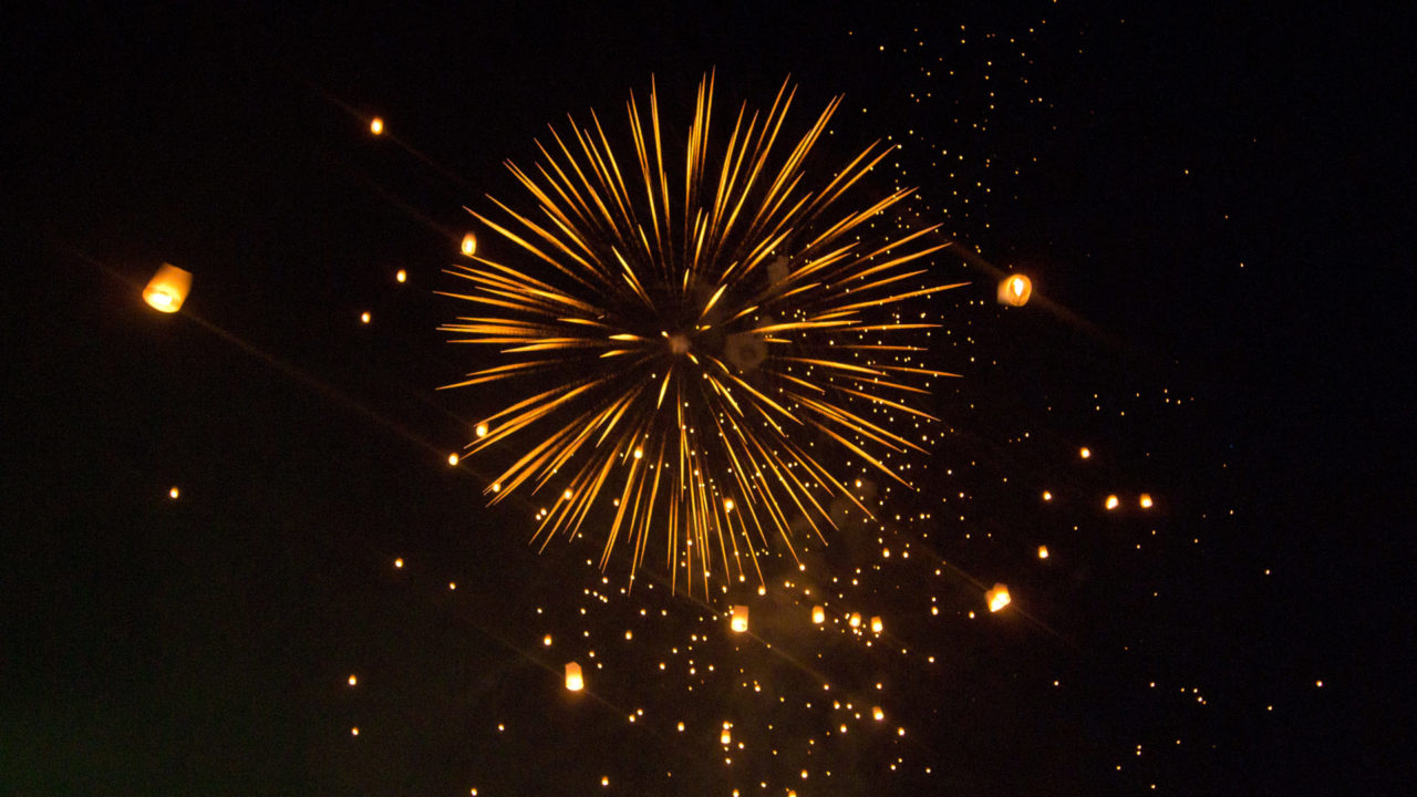 Feuerwerk beim Yi Peng Festival in Chiang Mai