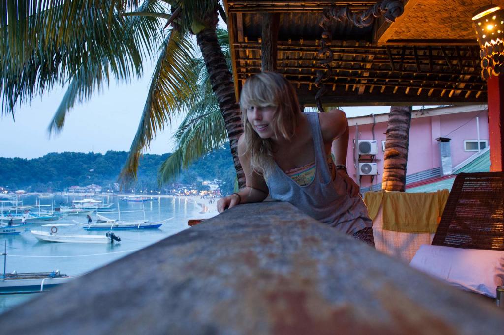 Lea in ihrer Unterkunft in El Nido Town mit Blick auf den Strand