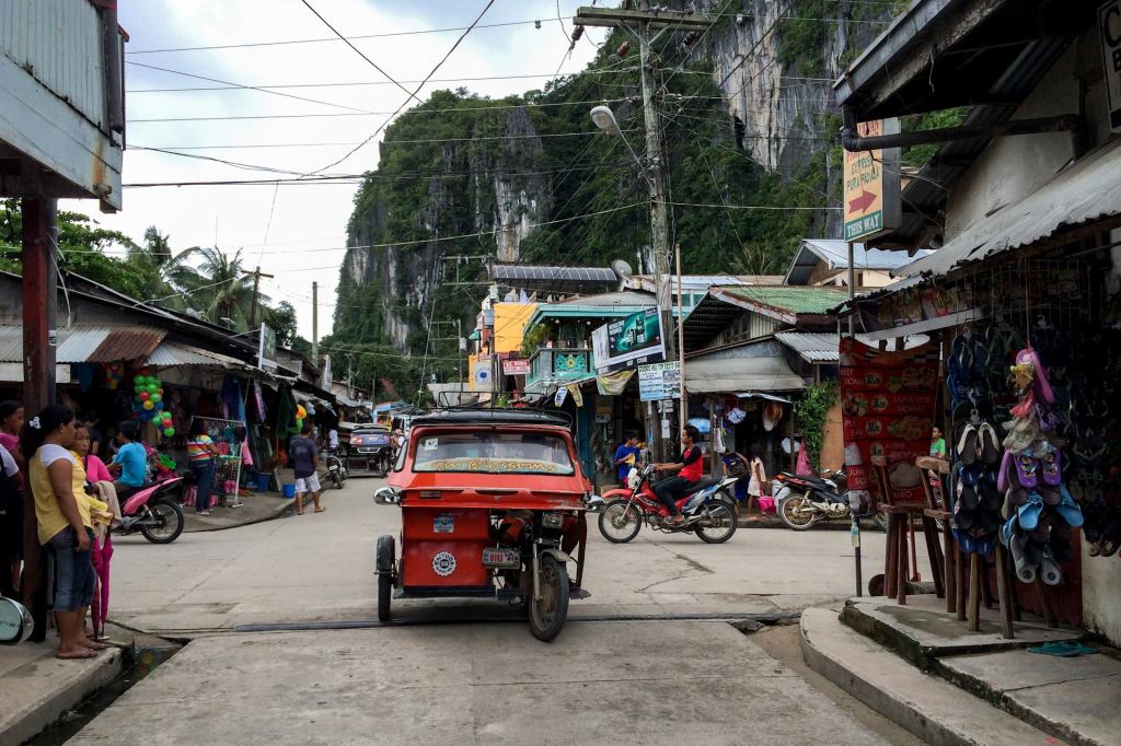 Tricyle in El Nido Town - im Hintergrund die schroffen Felsen