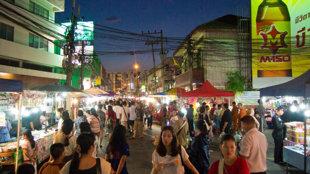 Die Walking Street am Samstag in der Nähe des Chiang Mai Gate