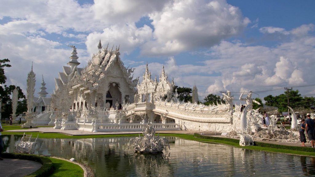 Der wunderschöne Wat Rong Khun, der weiße Tempel von Chiang Rai